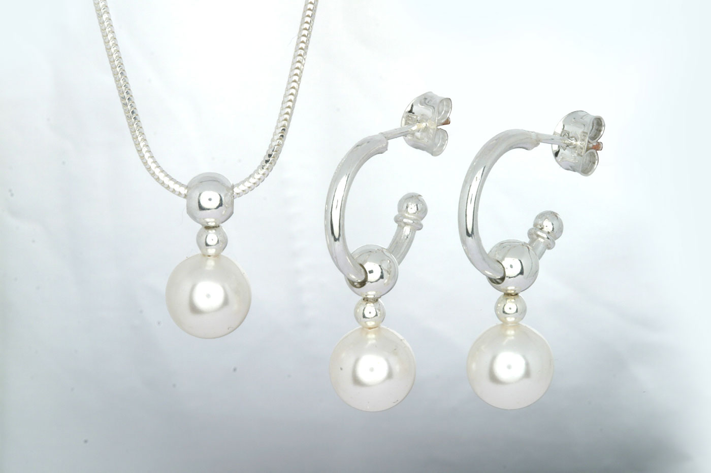 Korvakorut 3104, 3/4 rengas 14/2mm, tappi 0.9/10mm. Hinta: 26€<br/>
							Riipus 5104, 16mm. Hinta: 16€<br/>
							Swarovski lasihelmet Ø 8mm, väri: valkoinen. 925 hopeaa<br/>
							Hopeinen käärmeketju 1.2mm, 45cm. Hinta: 14€