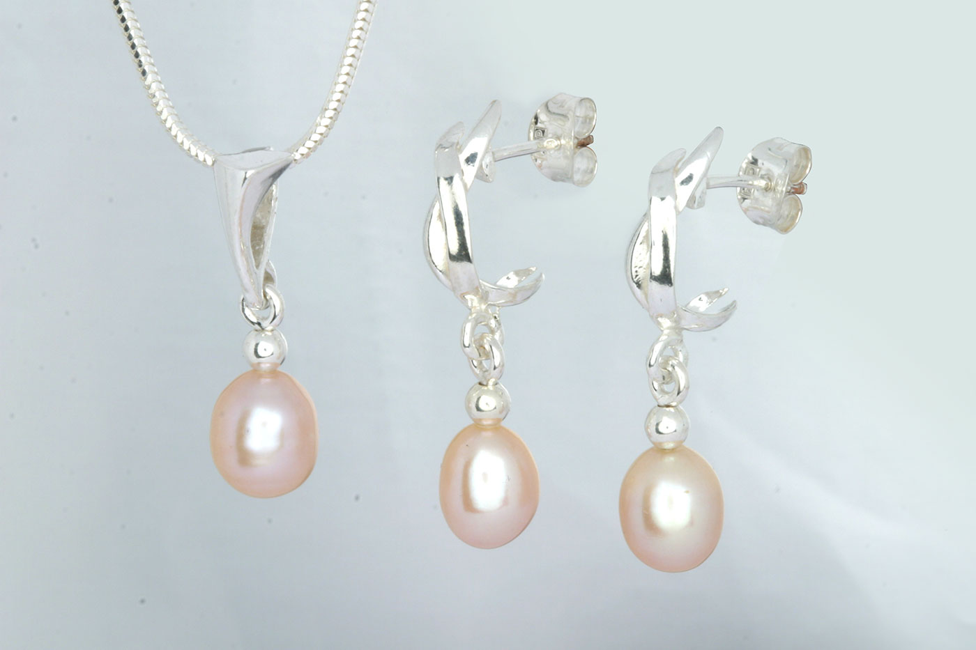 Korvakorut 3114, 25mm, tappi 0.9/10mm. Hinta: 29€<br/>
							Riipus 5111, 24mm. Hinta: 18€<br/>
							Aidot makeanveden helmet 6x8mm, väri: pinkki. 925 hopeaa<br/>
							Hopeinen käärmeketju 1.2mm, 45cm. Hinta: 14€