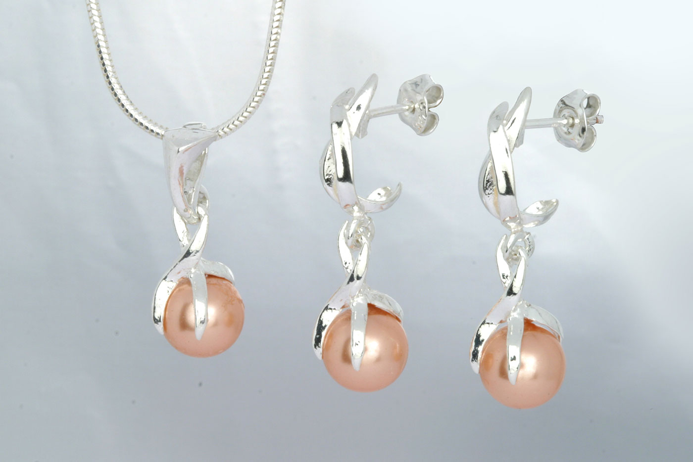 Korvakorut 3101, 28mm, tappi 0.9/10mm. Hinta: 32€<br/>
							Riipus 5101, 16mm. Hinta 19€<br/>
							Swarovski lasihelmi Ø 8mm, väri: rosa beach. 925 hopeaa<br/>
							Hopeinen käärmeketju 1.2mm, 45cm. Hinta: 14€