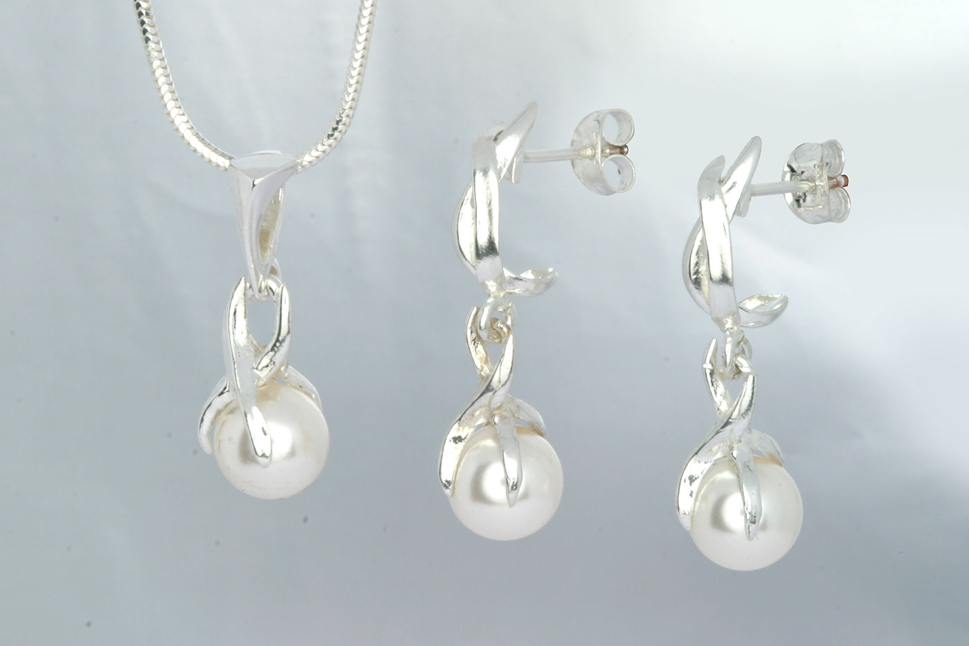 Korvakorut 3101, 28mm, tappi 0.9/10mm. Hinta 32€<br/>
							Riipus 5101, 16mm,  Hinta 19€<br/>
							Swarovski lasihelmi Ø 8mm, väri: valkoinen. 925 hopeaa <br/>
							Hopeinen käärmeketju 1.2mm, 45cm. Hinta: 14€