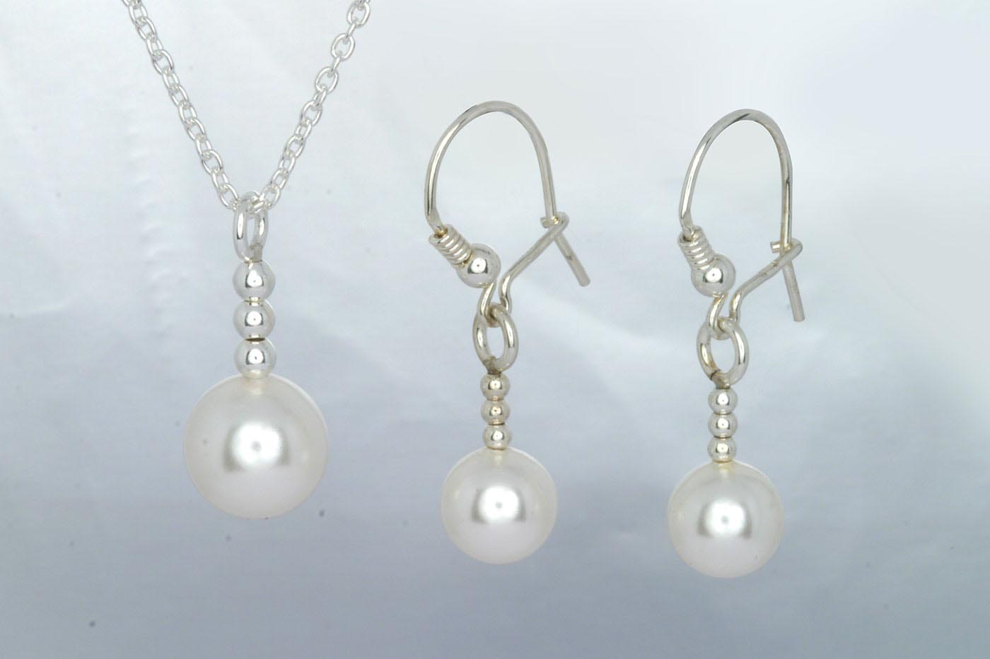 Korvakorut 3102, 32mm, Swarovski lasihelmet Ø 8mm, väri: valkoinen . Hinta: 20€<br/>
							Riipus 5102, 23mm, Swarovski lasihelmi Ø 10mm, väri: valkoinen.. Hinta: 13€<br/>
							 925 hopeaa<br/>
							Hopeinen ankkuriketju 1.6mm, 45cm.  Hinta: 10€