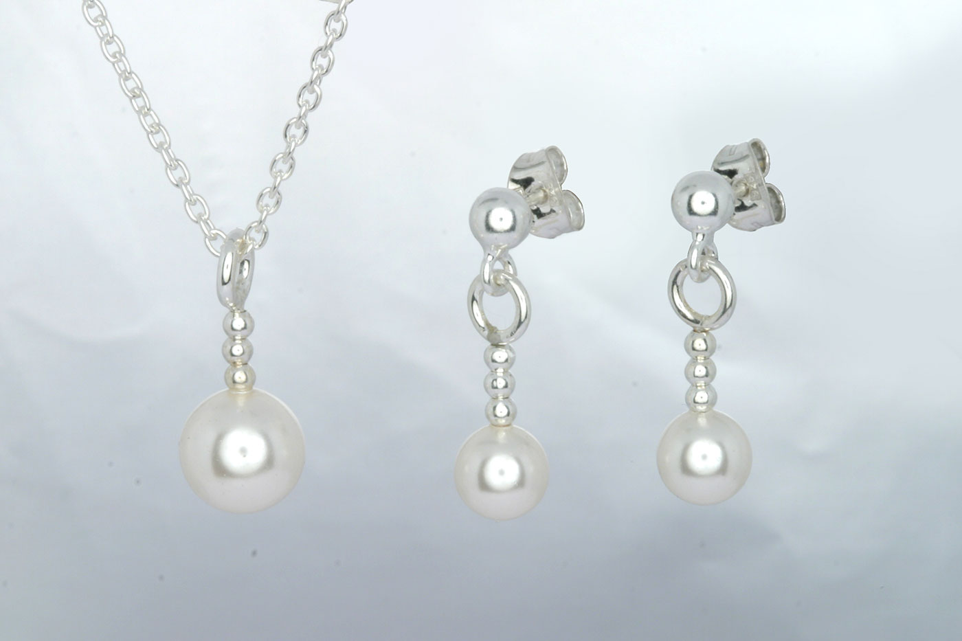 Korvakorut 3103,  tappi 0.9/10mm. Hinta: 17€<br/>
							Riipus 5103, 16mm. Hinta: 12€<br/>
							Swarovski lasihelmet Ø 6mm, väri: valkoinen. 925 hopeaa<br/>
							Hopeinen ankkuriketju 1.6mm, 45cm. Hinta: 10€