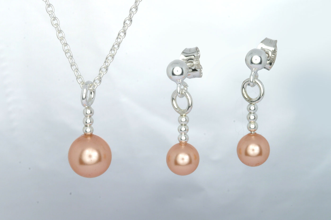 Korvakorut 3103,  tappi 0.9/10mm. Hinta: 17€<br/>
							Riipus 5103, 16mm. Hinta: 12€<br/>
							Swarovski lasihelmet Ø 6mm, väri: rosa beach. 925 hopeaa<br/>
							Hopeinen ankkuriketju 1.6mm, 45cm. Hinta: 10€