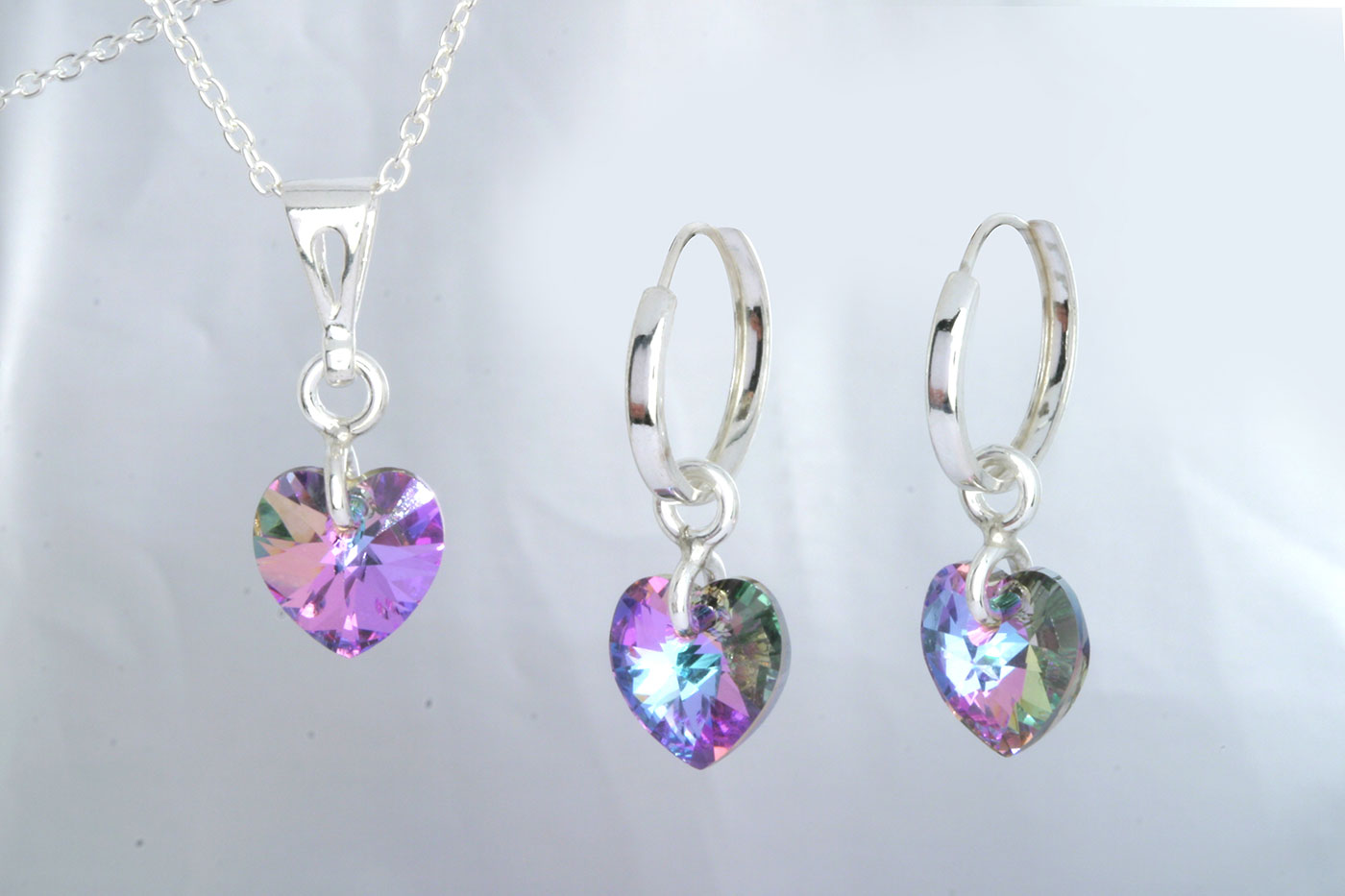 Korvakorut 3119, 3/4 rengas 2/15mm. Hinta: 24€<br/>
							Riipus 5104. Hinta: 15€<br/>
							Swarovski sydän 10x10mm, väri: violet. 925 hopeaa<br/>
							Hopeinen ankkuriketju 1.6mm, 45cm. Hinta: 10€